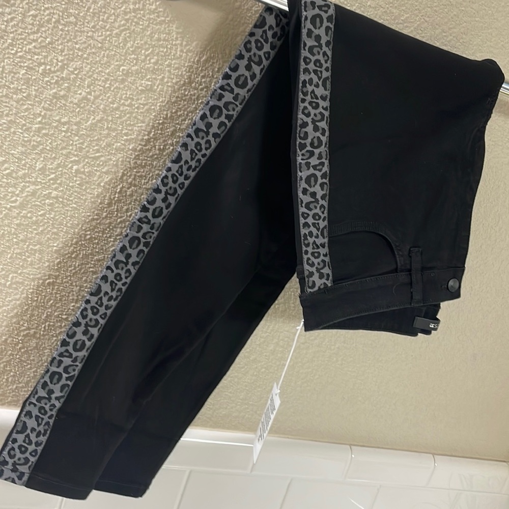 Joe’s Jeans Charlie Flawless . New with Tags . High rise Skinny Ankle jeans